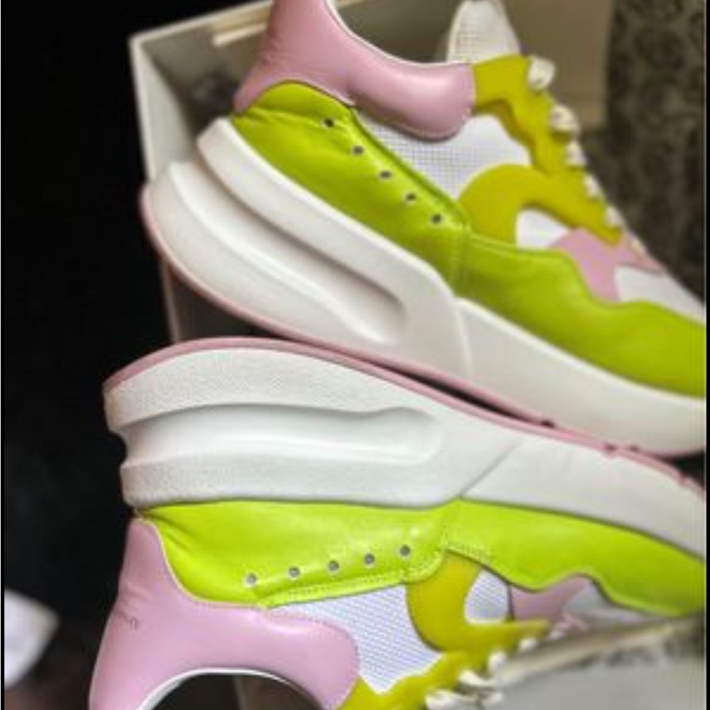 GORGEOUS 
Authentic unisex Alexander Mcqueen’s